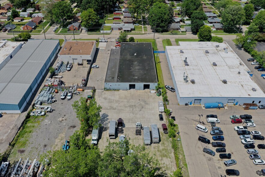 More Photos Of 25215 Glendale St, Redford Township Warehouse For Lease