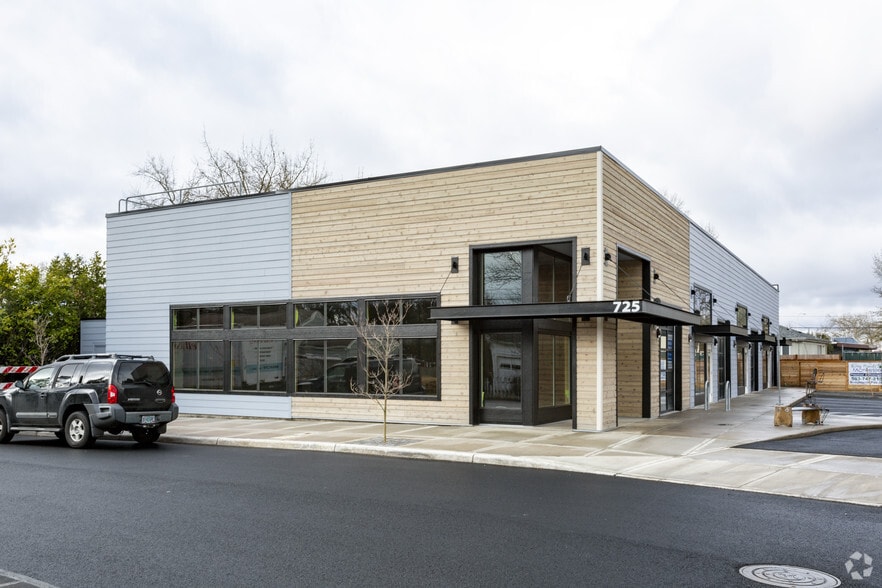 More Photos Of 725 NW Dale Ave, Portland Storefront Retail Office For Lease