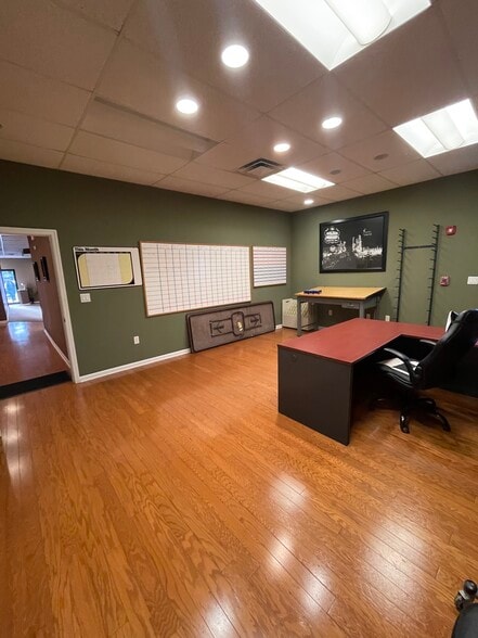 More Photos Of 27 Gary St, Carnegie Light Distribution For Lease