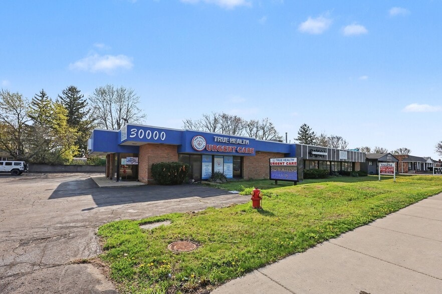 Primary Photo Of 30000 Orchard Lake Rd, Farmington Medical For Lease