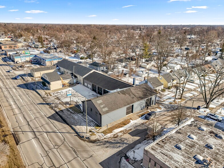 More Photos Of 26289 W Eight Mile Rd, Redford Township Manufacturing For Lease