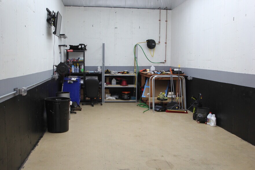 More Photos Of 2302 Turnpike St, North Andover General Retail For Lease