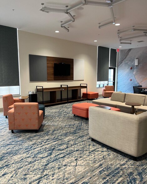 More Photos Of 100 Coles Centre Pky, Mattoon Hotel For Sale