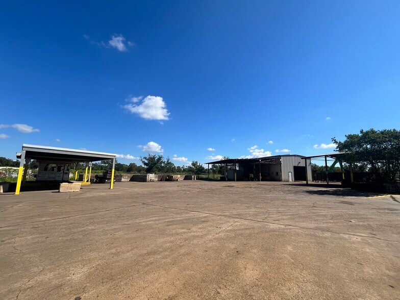 More Photos Of 513 Moffet Rd, Clute Warehouse For Sale