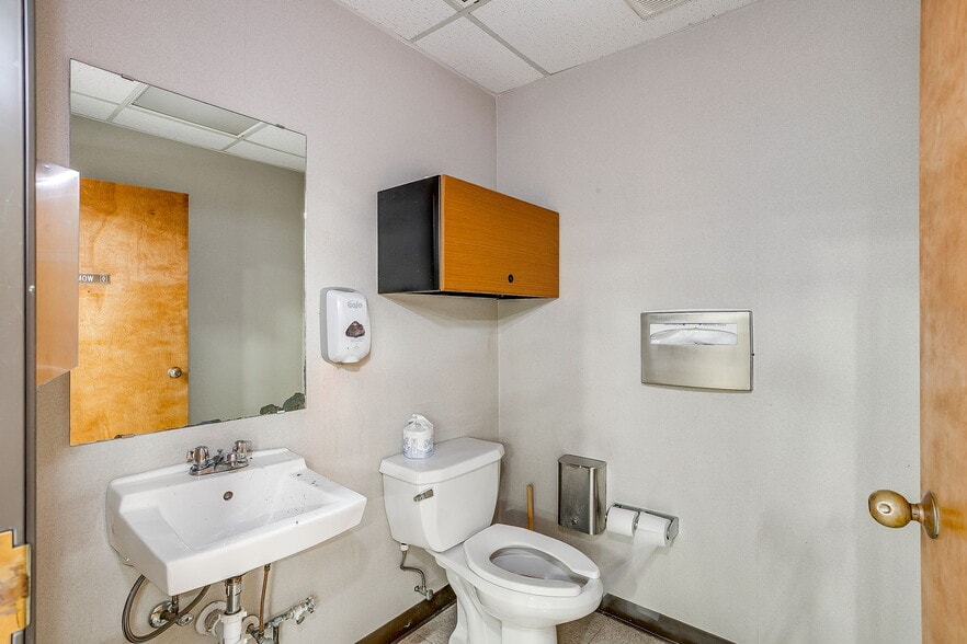 More Photos Of 4929 Northeast Pky, Fort Worth Distribution For Lease