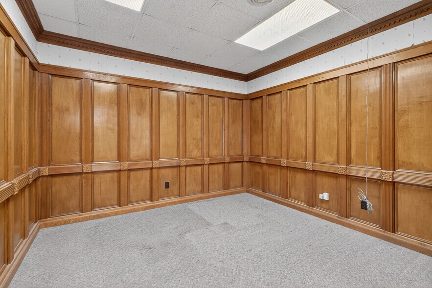 More Photos Of 638 Main St, Columbia Office For Sale