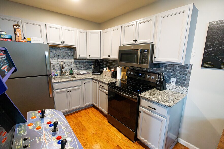 More Photos Of 37 Maiden Ln, Albany Storefront Retail Office For Sale