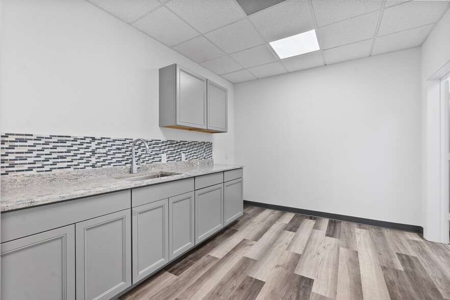More Photos Of 11002 Sleepy Hollow Rd, Conroe Warehouse For Lease