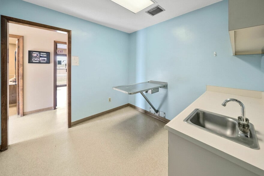 More Photos Of 4740 Highway 389, Lynn Haven Veterinarian Kennel For Sale