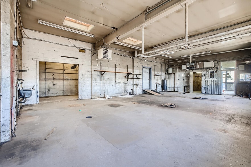 More Photos Of 404 S Circle Dr, Colorado Springs Auto Repair For Sale