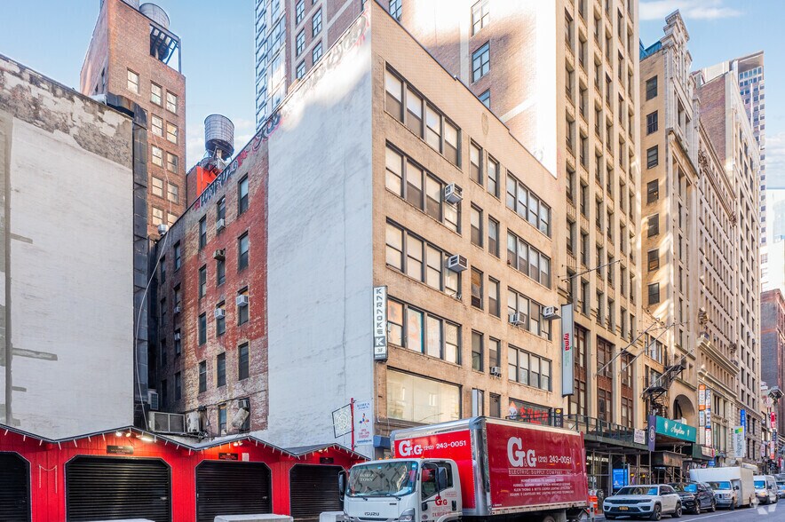 More Photos Of 2-4 W 32nd St, New York General Retail For Lease