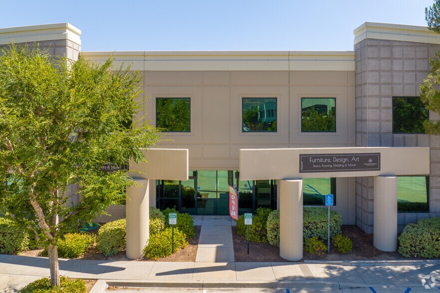 More Photos Of 24335 Prielipp Rd, Wildomar Showroom For Lease