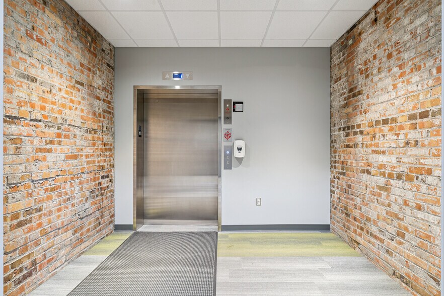 More Photos Of 511 E 5th St, Waterloo Office For Lease