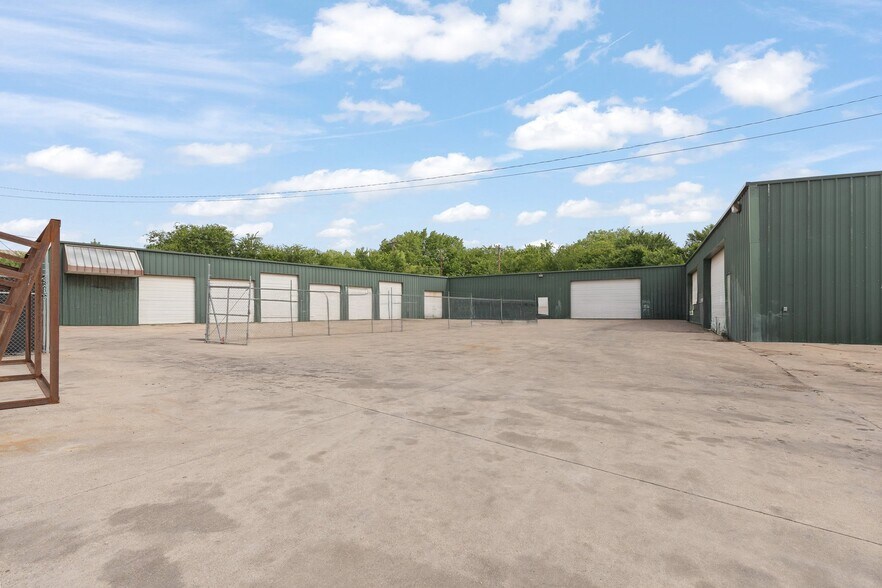 More Photos Of 308 Thomas Pl, Everman Warehouse For Sale