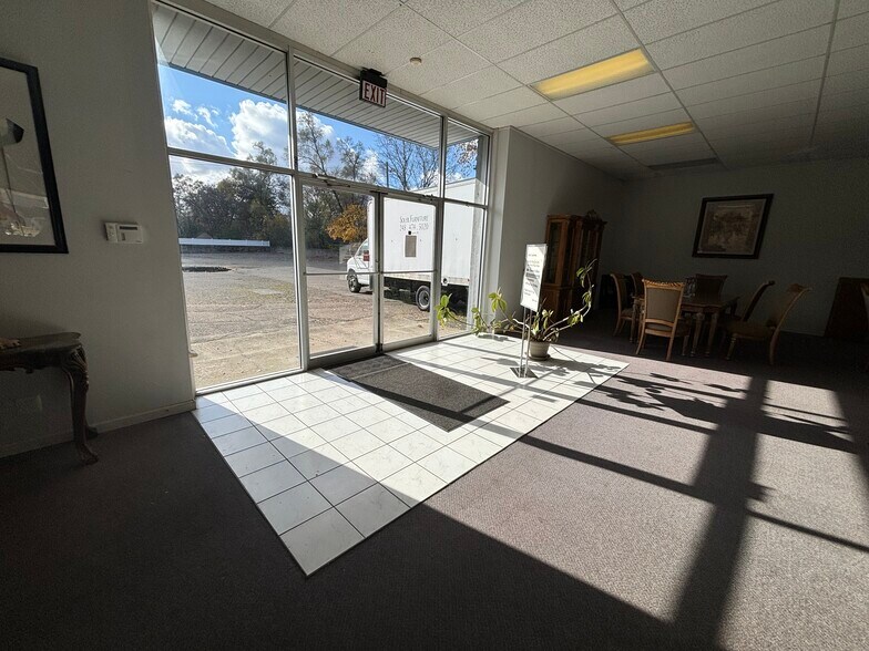 More Photos Of 32315 Grand River Ave, Farmington Freestanding For Lease