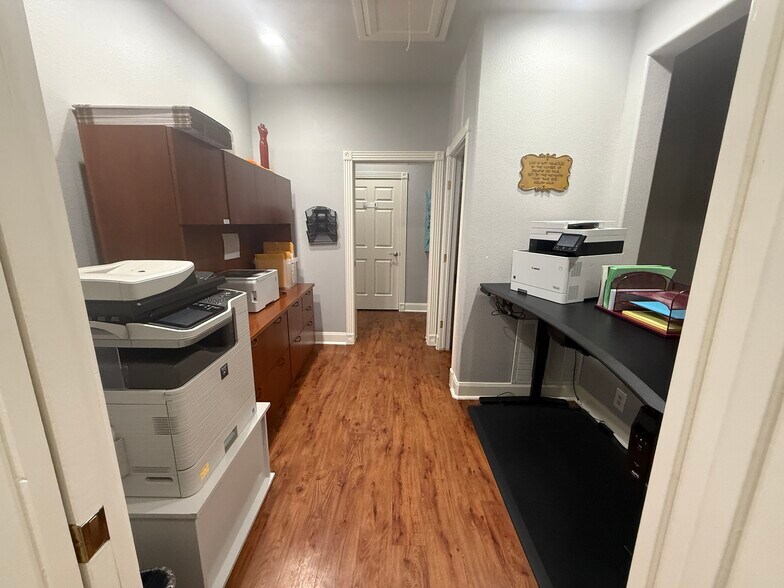 More Photos Of 15303 Huebner Rd, San Antonio Office For Lease