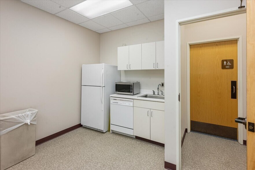 More Photos Of 7001 Jewel Lake Rd, Anchorage Office For Sale
