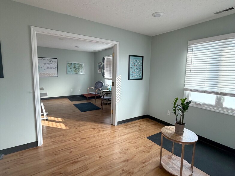 More Photos Of 950 N Rangeline Rd, Carmel Office For Lease