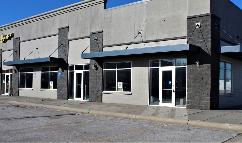 More Photos Of 4750 W Huntington Ave, Lincoln Freestanding For Lease