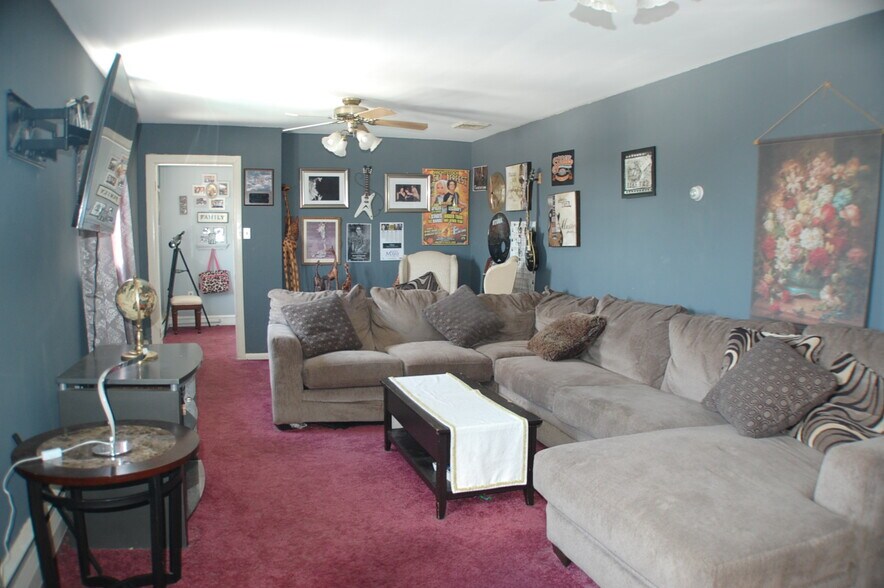 More Photos Of 1835 Delmar Dr, Folcroft Freestanding For Lease