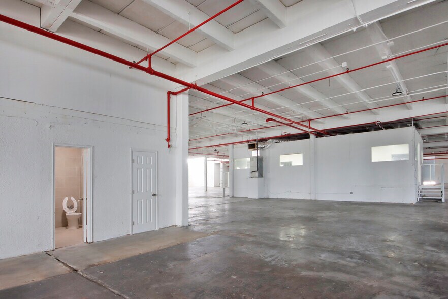 More Photos Of 6721 NW 36th Ave, Miami Distribution For Lease