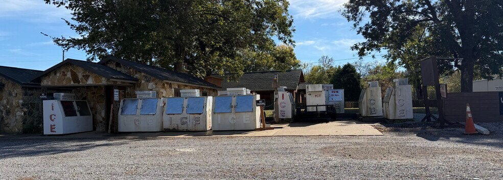 More Photos Of 600 E Lakeview Dr, Hornbeak Restaurant For Sale