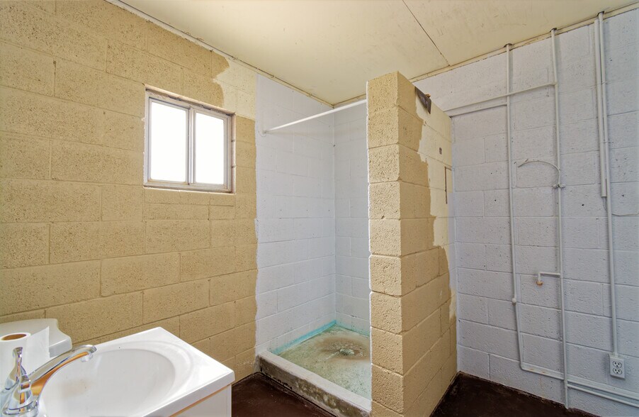 More Photos Of 566 Central Blvd, Quartzsite Freestanding For Sale