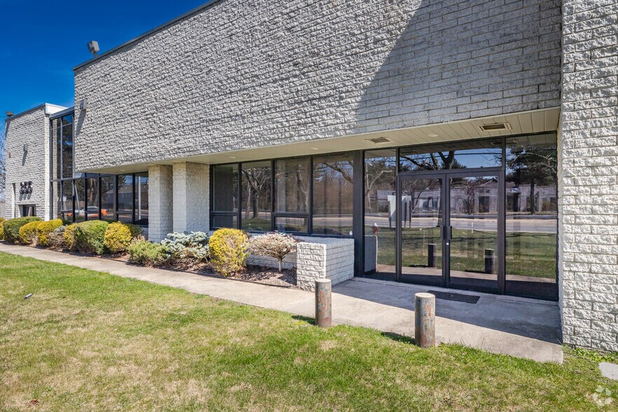 More Photos Of 355 Crooked Hill Rd, Brentwood Manufacturing For Sale