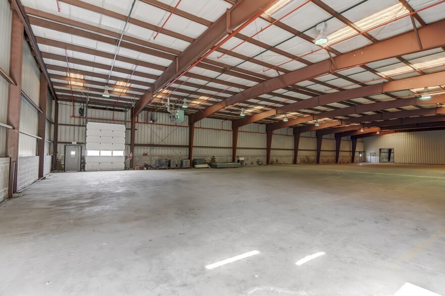More Photos Of 2064 N Woodford St, Decatur Warehouse For Lease