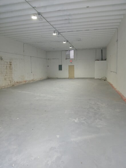 More Photos Of 116-124 NE 183rd St, Miami Warehouse For Lease