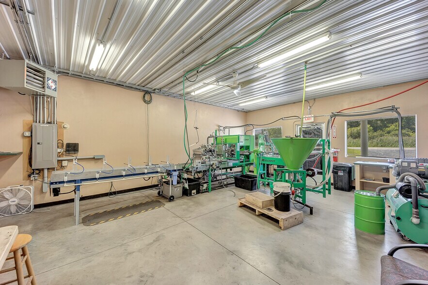 More Photos Of 4040 Velp Ave, Green Bay Specialty For Sale