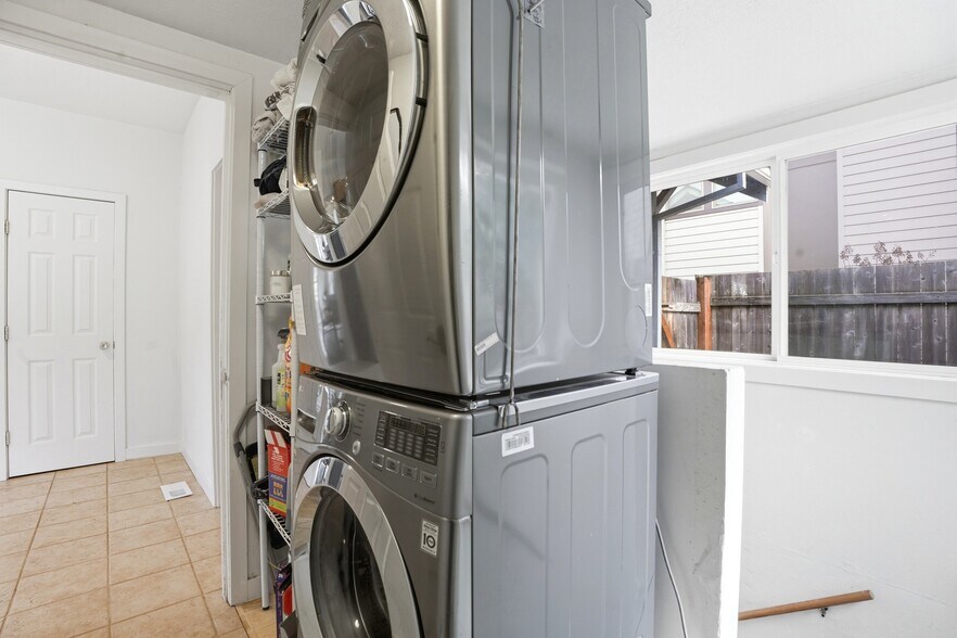 More Photos Of 1314 7th St, Oregon City Flex For Sale