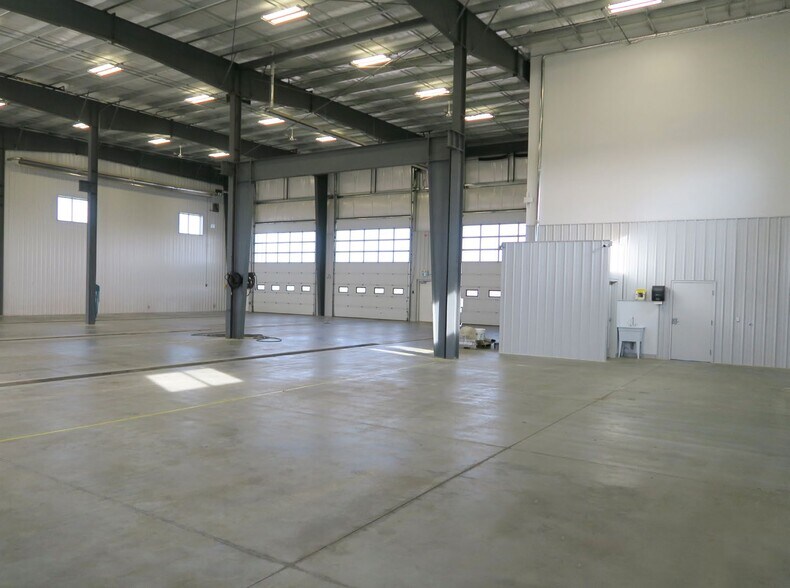More Photos Of 41 Queensgate Cres, Blackfalds Manufacturing For Lease