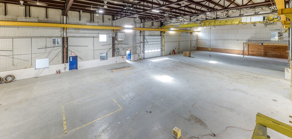 More Photos Of 2711-2715 Louis-XIV Boul, Québec Manufacturing For Lease