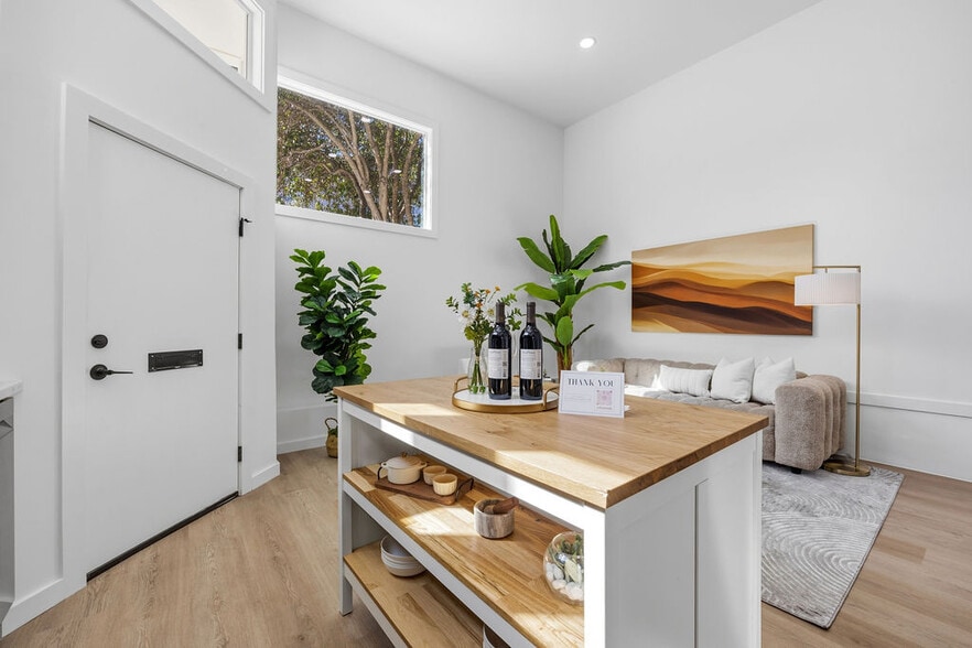 More Photos Of 2730 23rd St, San Francisco Showroom For Sale