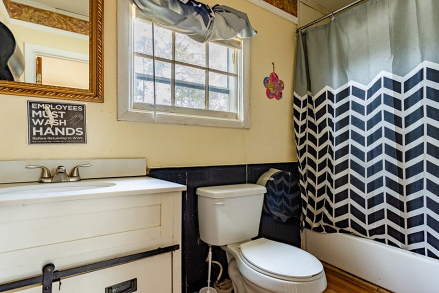 More Photos Of 1456 Dixon Rd, Elgin Assisted Living For Sale