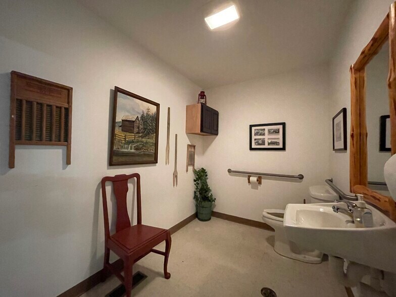 More Photos Of 16288 W Stress Rd, Hayward Showroom For Sale