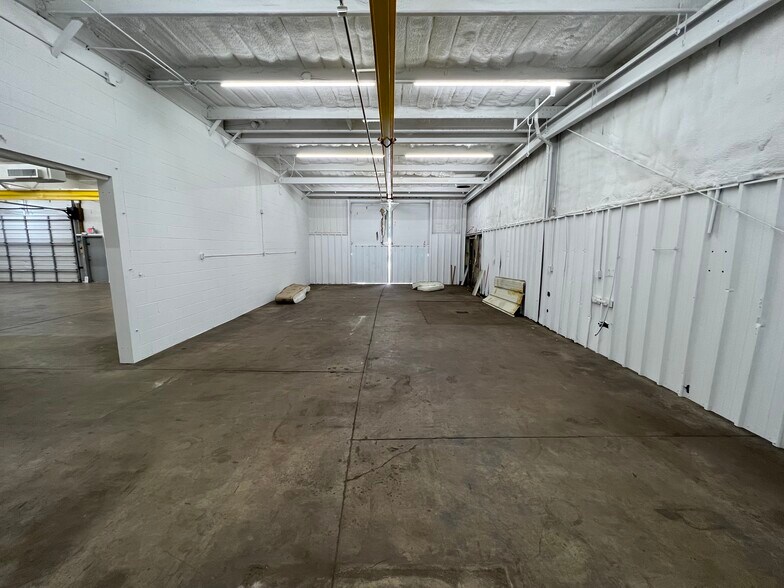 More Photos Of 100 Dixie Cir, Greenville Warehouse For Lease