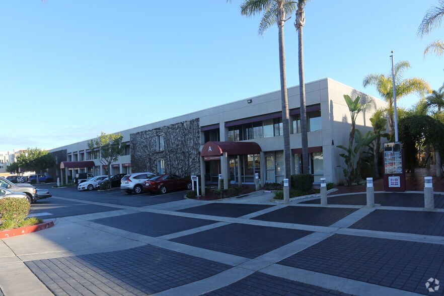 More Photos Of 711 W 17th St, Costa Mesa Flex For Lease