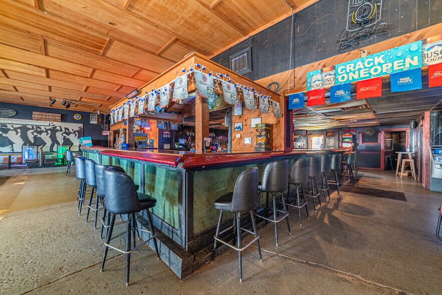 More Photos Of 689 Cedar St, Coshocton Bar For Sale