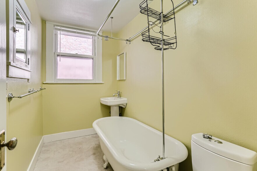 More Photos Of 2167 SW Yamhill St, Portland Apartments For Sale