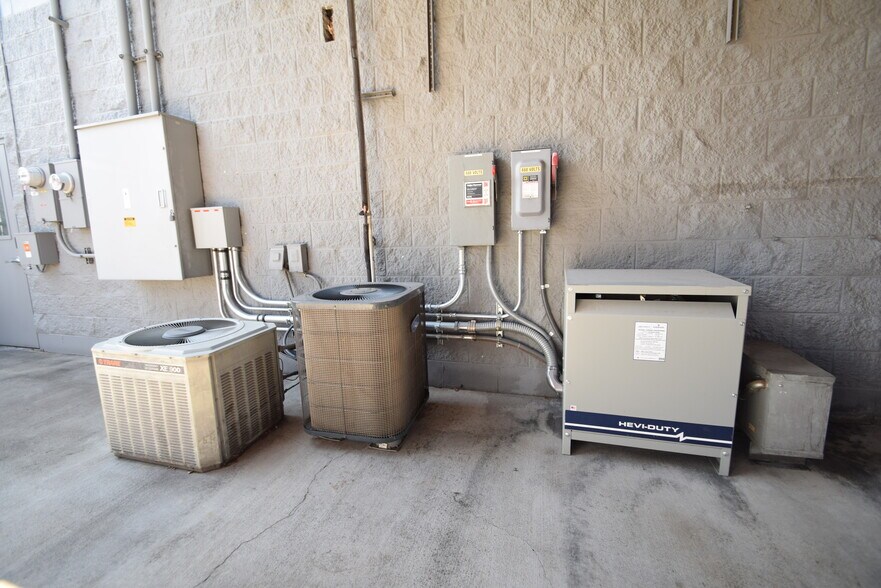 More Photos Of 742-746 SE Glenwood Dr, Bend Manufacturing For Lease