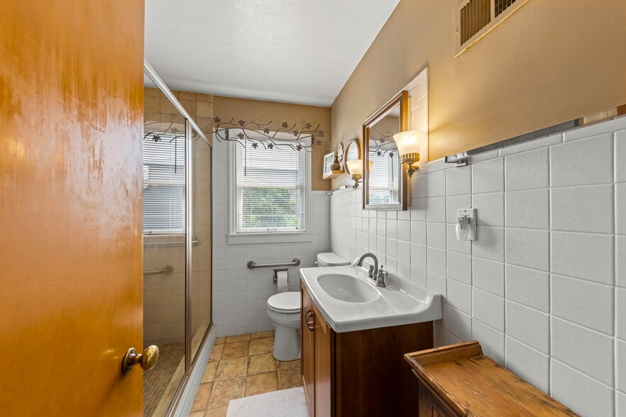 More Photos Of 1126 E State St, Sycamore Storefront Retail Residential For Sale