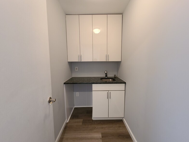 More Photos Of 17-19 Beechwood Rd, Summit General Retail For Sale