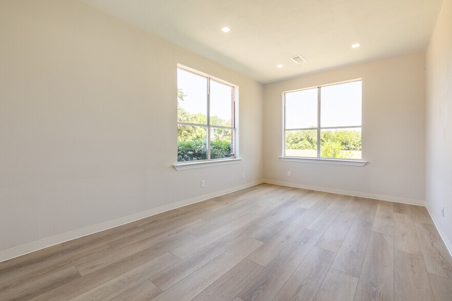 More Photos Of 1307 W Abram St, Arlington Office For Lease