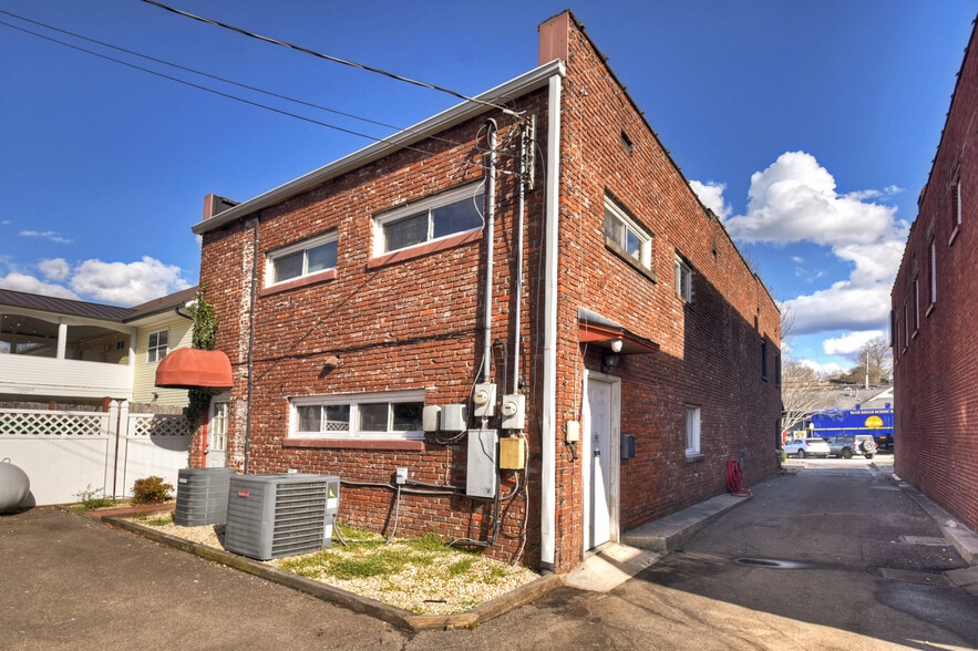 More Photos Of 240 W Main St, Blue Ridge Office For Sale