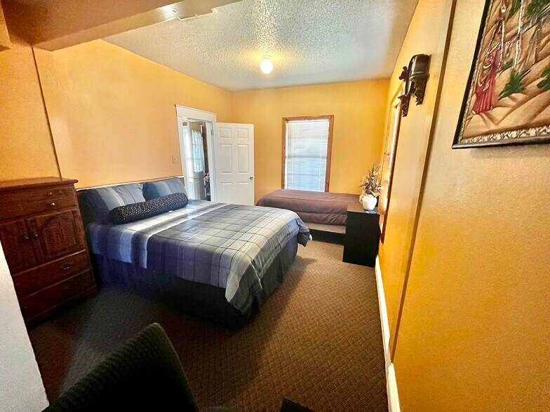 More Photos Of 215 N Broadway St, Post Hotel For Sale