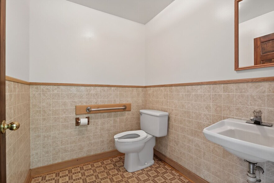 More Photos Of 102 Industrial Blvd, Toano Office For Sale