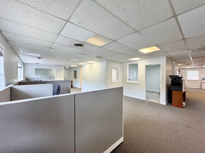 More Photos Of 625 Barksdale Rd, Newark Medical For Lease