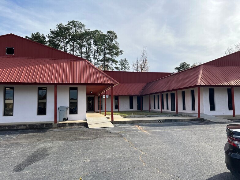 More Photos Of 401 Peacock Street, Cochran Office For Sale